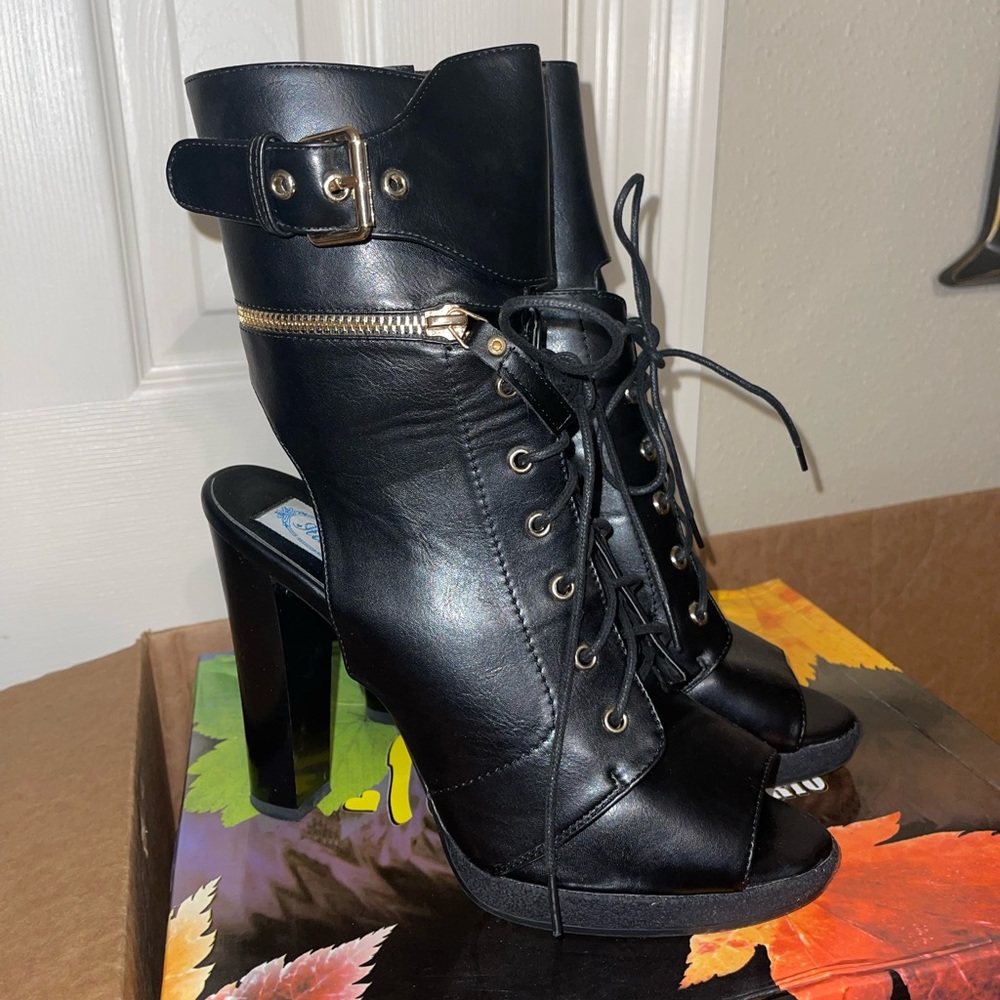 Black open toe bootie-like heel